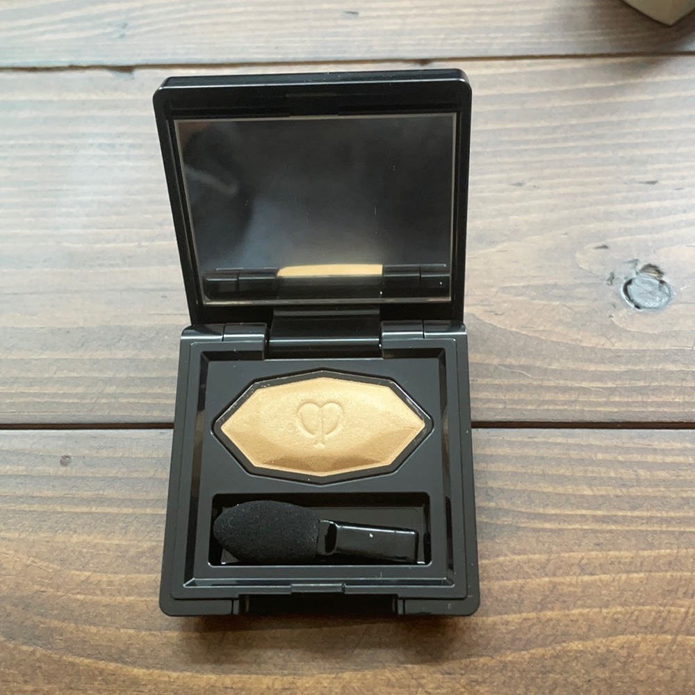Clé de Peau satin eye color #104